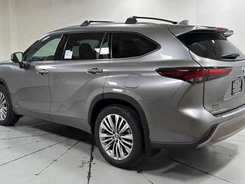 New 2026 Toyota Highlander Platinum image 7