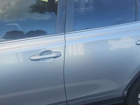 Used 2018 Toyota RAV4 LE FWD image 3