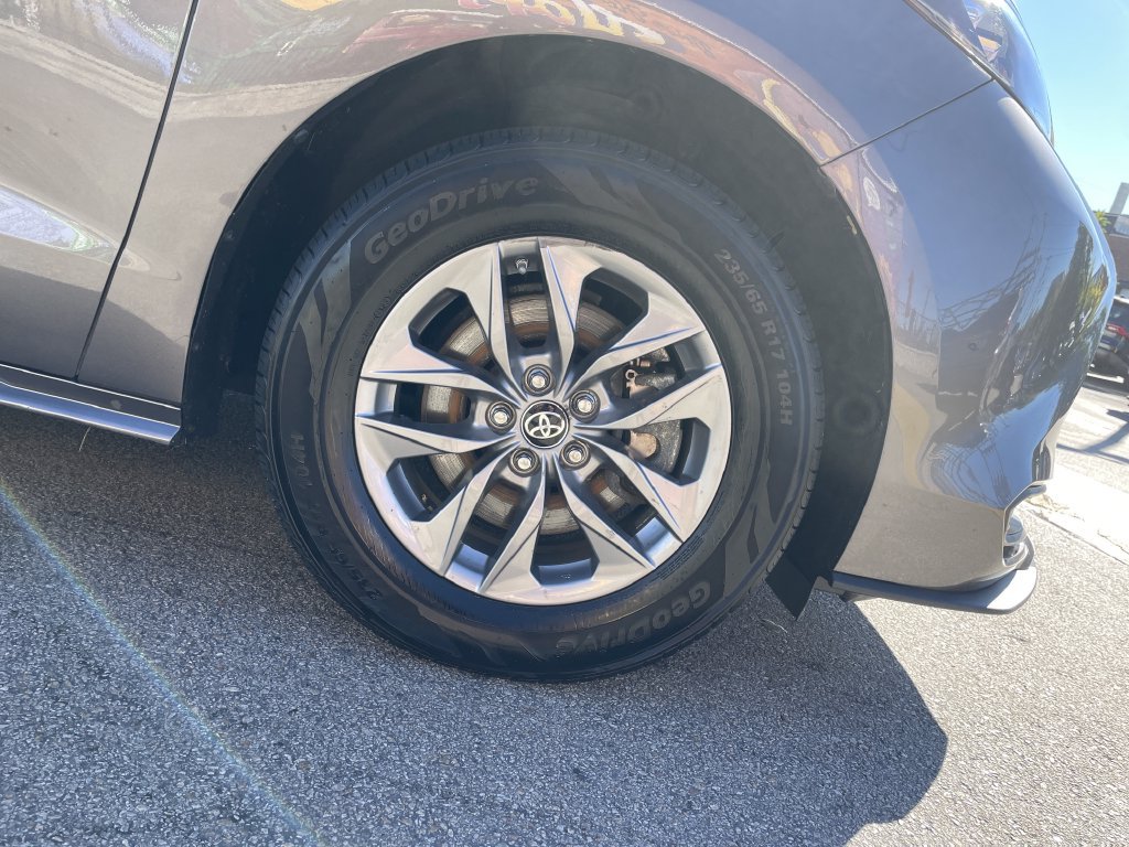 Certified 2024 Toyota Sienna LE AWD/4WD image 11