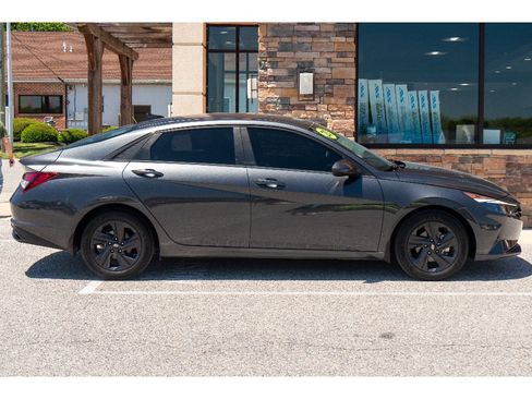 Used 2023 Hyundai Elantra SEL FWD image 2