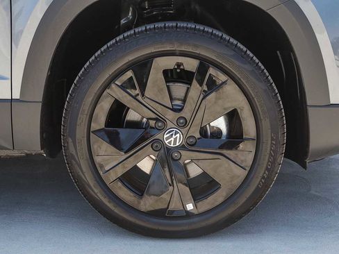 New 2025 Volkswagen Taos SE w/ Black Wheel Package FWD image 11