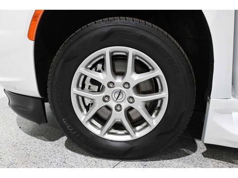 Used 2024 Chrysler Pacifica Touring-L FWD image 12