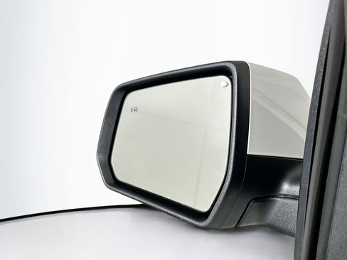 Used 2023 GMC Acadia SLE w/ Driver Convenience Package image 16