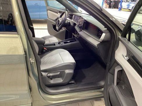 Used 2025 Volkswagen Tiguan SE R-Line AWD/4WD image 11