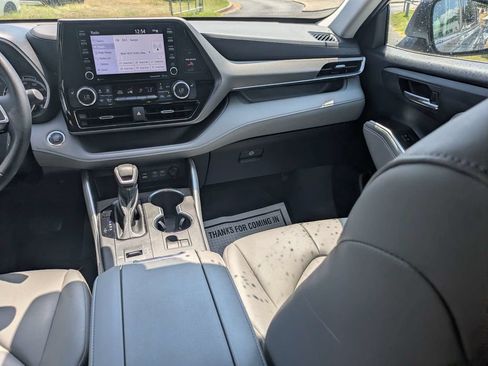 Used 2022 Toyota Highlander XLE FWD image 18