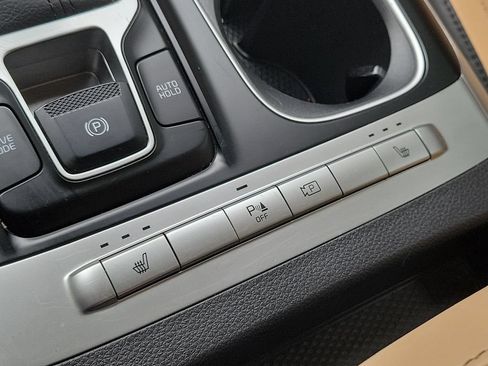 Used 2024 Kia Carnival LX FWD image 29