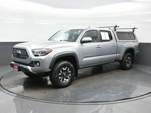 Used 2018 Toyota Tacoma TRD Off-Road w/ Technology Package AWD/4WD image 2