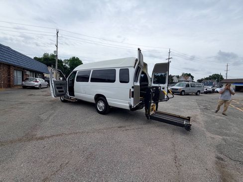 Used 2014 Ford E-350 and Econoline 350 Extended Super Duty w/ Power Group RWD image 17