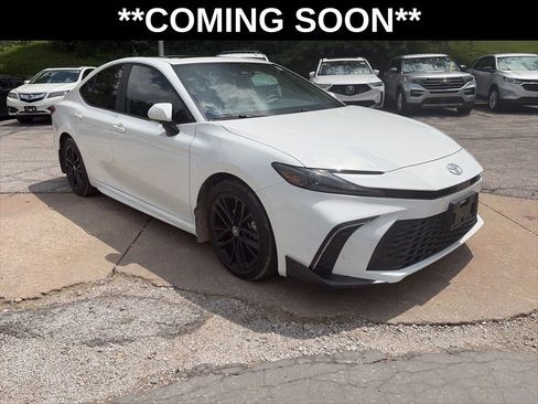Used 2025 Toyota Camry SE w/ Convenience Package FWD image 3