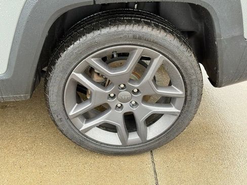 Used 2021 Jeep Renegade Latitude AWD/4WD image 11