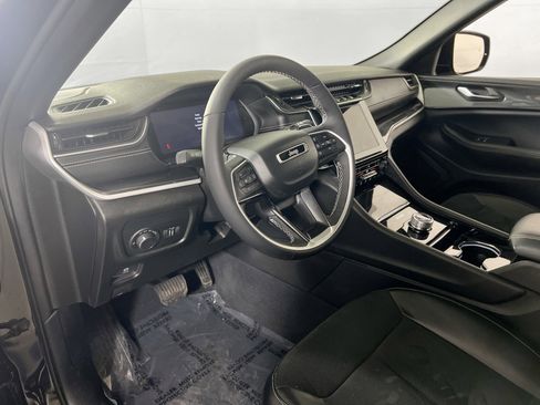 Used 2023 Jeep Grand Cherokee Altitude image 9