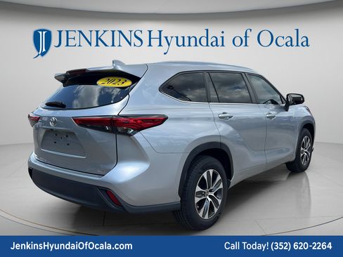 Used 2023 Toyota Highlander XLE FWD image 3