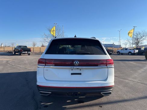 Used 2024 Volkswagen Atlas SE image 4