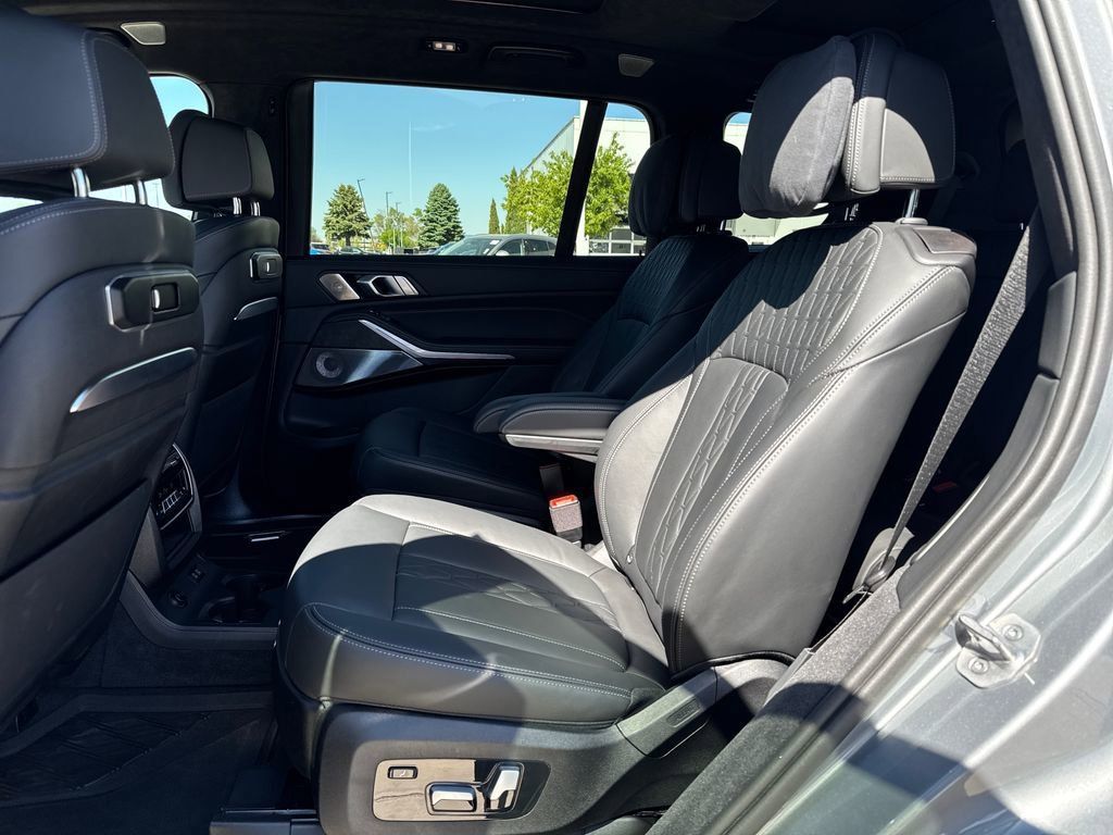 Used 2025 BMW X7 M60i AWD/4WD image 38