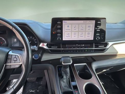 Used 2023 Toyota Sienna XLE w/ XLE Plus Package image 10