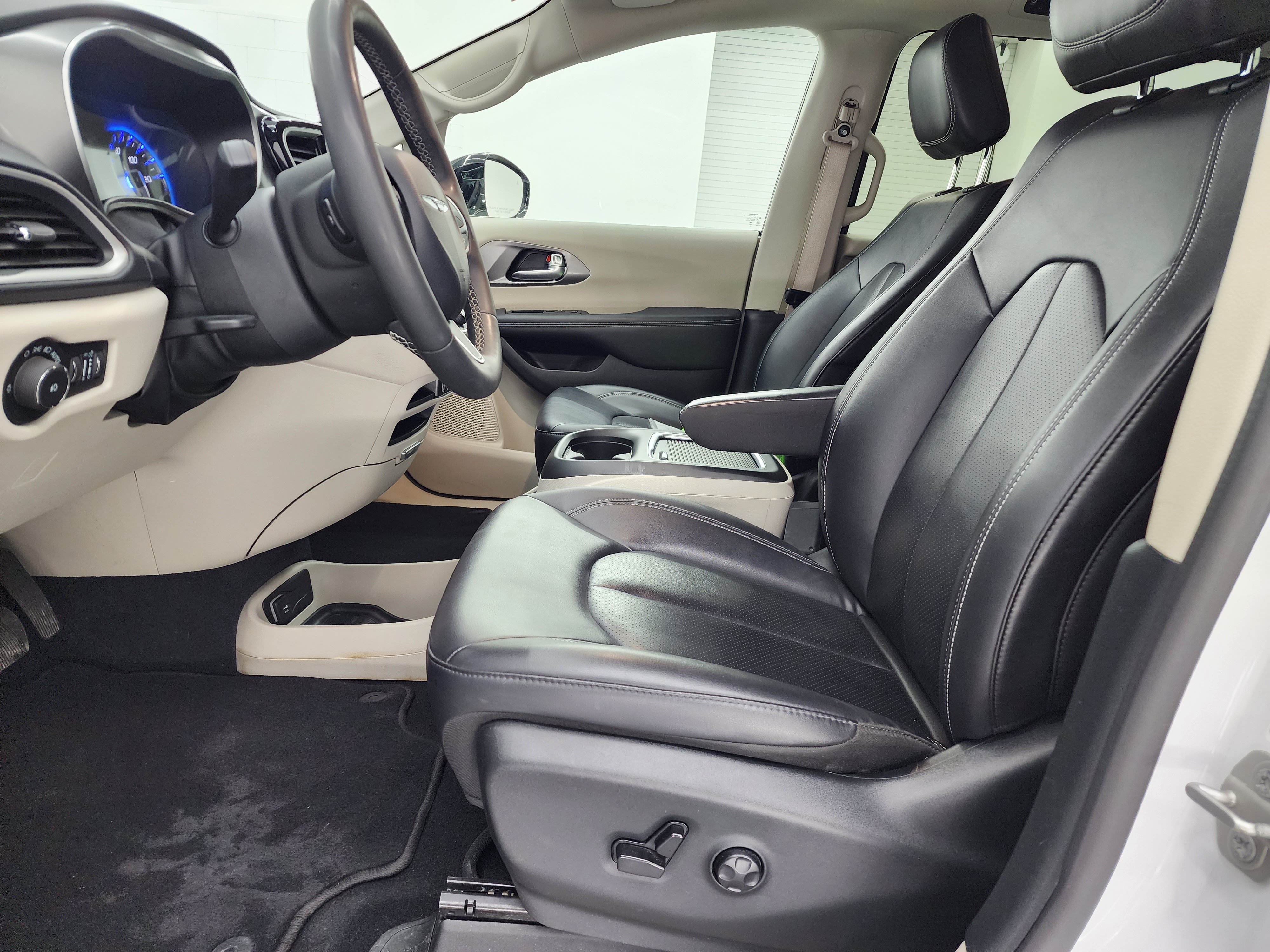 Used 2024 Chrysler Pacifica Touring-L FWD image 8