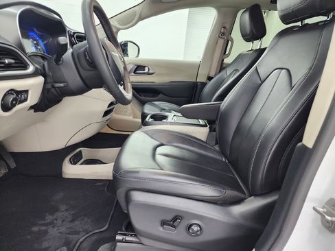 Used 2024 Chrysler Pacifica Touring-L image 8