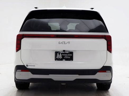 Used 2025 Kia Carnival EX FWD image 8
