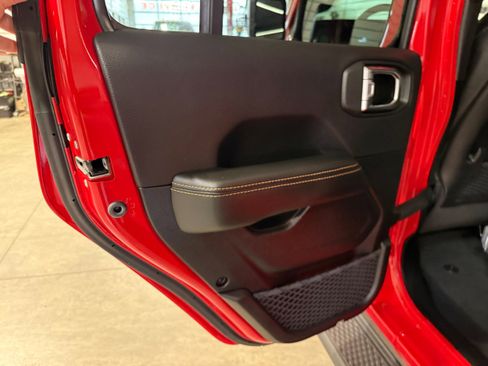 Used 2025 Jeep Gladiator Sport image 40