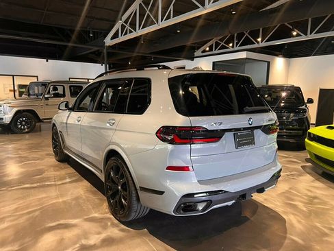 Used 2024 BMW X7 xDrive40i w/ M Sport Package AWD/4WD image 3