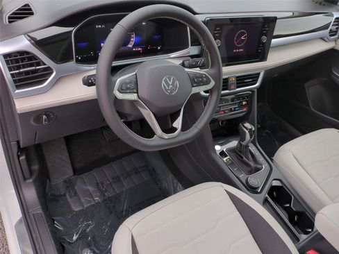New 2026 Volkswagen Taos SE image 9