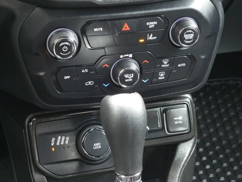 Used 2022 Jeep Renegade Altitude w/ Convenience Group AWD/4WD image 17