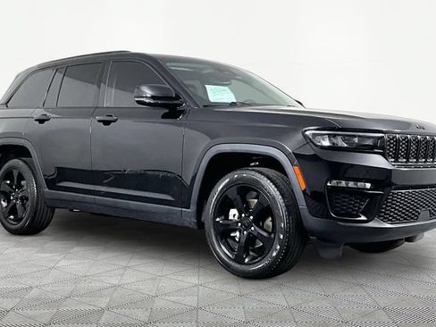 Used 2023 Jeep Grand Cherokee Limited w/ Black Appearance Package AWD/4WD image 3