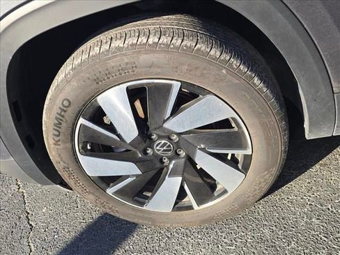 Used 2025 Volkswagen Atlas Cross Sport SE AWD/4WD image 17