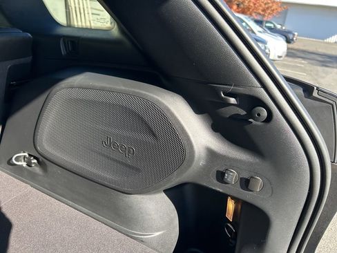 Used 2019 Jeep Cherokee Limited image 36