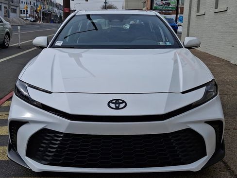 Used 2025 Toyota Camry SE w/ Convenience Package image 2