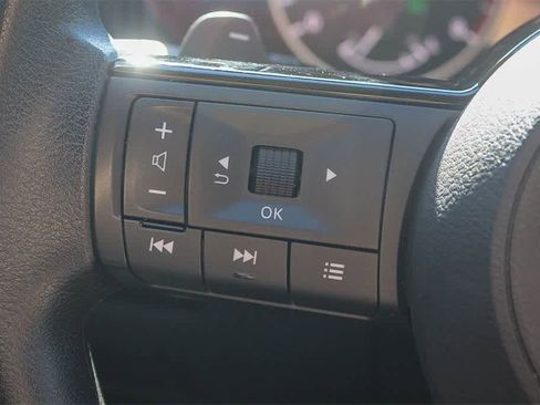 Used 2023 Nissan Rogue SV image 32