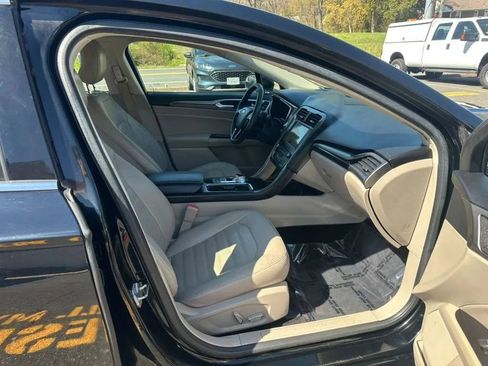 Used 2017 Ford Fusion SE w/ Fusion SE Technology Package image 20