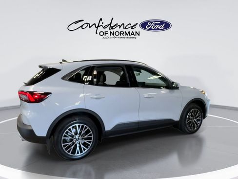New 2025 Ford Escape SE image 10
