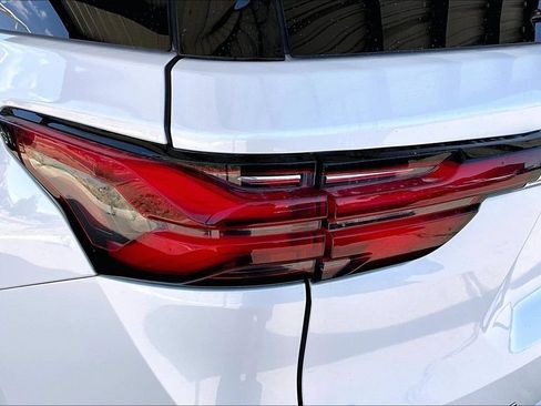 Used 2023 Chevrolet Traverse High Country AWD/4WD image 23