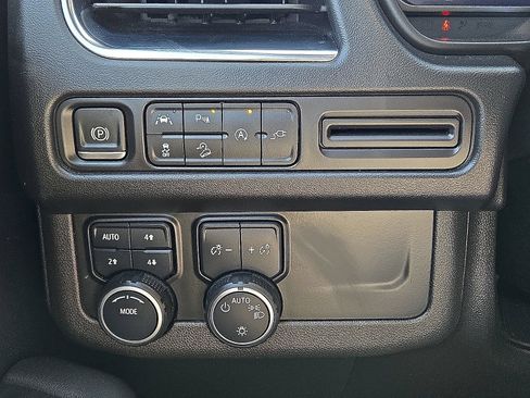 Used 2022 Chevrolet Suburban Premier AWD/4WD image 25
