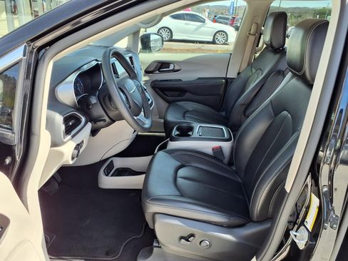 Used 2024 Chrysler Pacifica Touring-L image 12