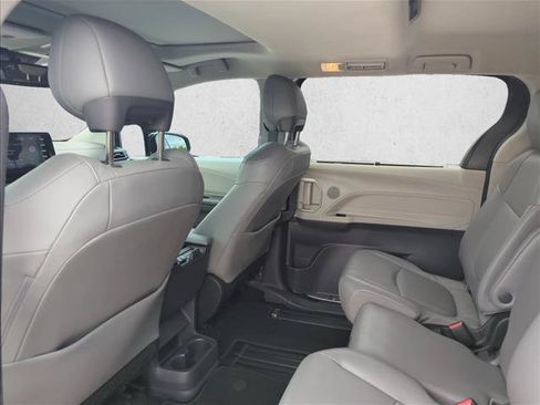 Used 2022 Toyota Sienna XLE FWD image 17