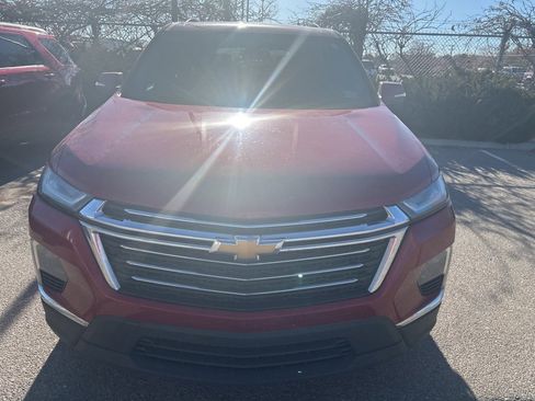 Used 2022 Chevrolet Traverse LT image 2