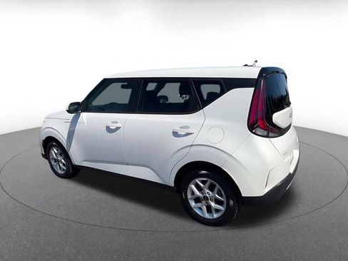 Used 2025 Kia Soul LX w/ LX Technology Package FWD image 10