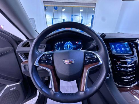 Used 2018 Cadillac Escalade Luxury AWD/4WD image 15
