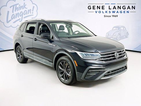 Used 2022 Volkswagen Tiguan SE w/ Panoramic Sunroof Package AWD/4WD image 3