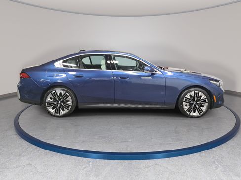 New 2026 BMW 530i xDrive w/ Premium Package AWD/4WD image 4
