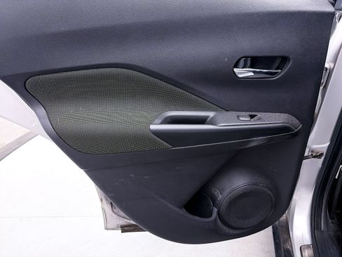Used 2018 Nissan Kicks SV FWD image 25