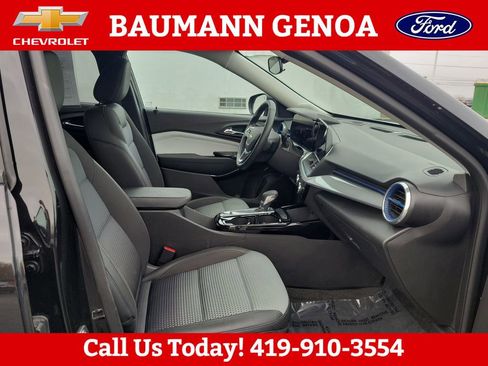 Used 2025 Chevrolet Trax LT w/ LT Convenience Package image 12