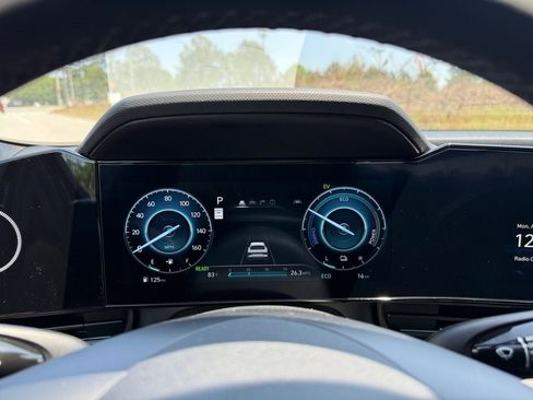 New 2025 Hyundai Elantra SEL image 11