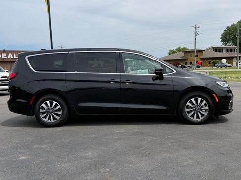 Used 2023 Chrysler Pacifica Touring-L FWD image 8