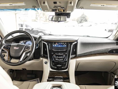 Used 2018 Cadillac Escalade ESV Luxury image 37