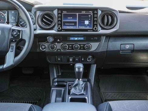 Used 2022 Toyota Tacoma TRD Off-Road AWD/4WD image 16