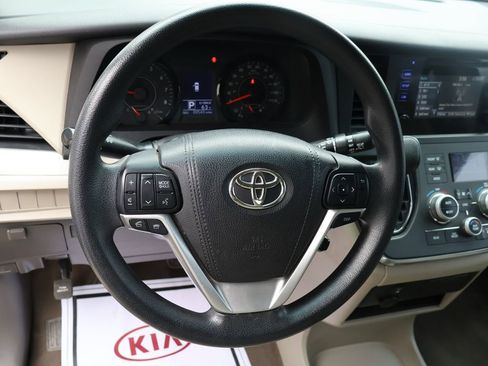 Used 2017 Toyota Sienna L image 21