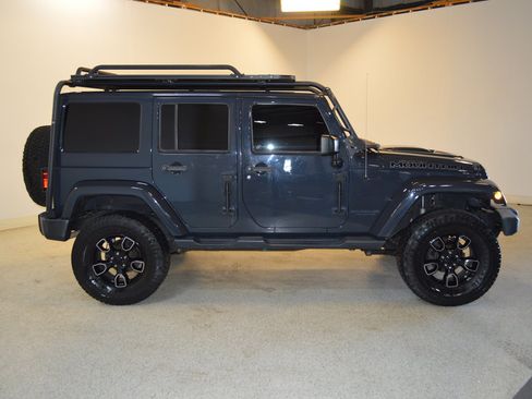 Used 2017 Jeep Wrangler Unlimited Sahara image 2